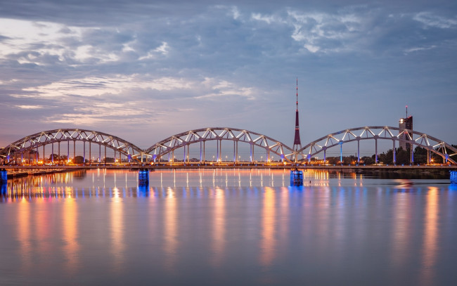 Обои картинки фото города, рига , латвия, река, мост, вечер, огни