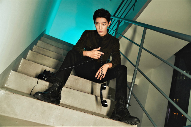 Обои картинки фото мужчины, xiao zhan, актер, лестница, подъезд, телефон