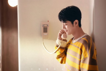 Картинка мужчины xiao+zhan актер свитер телефон стена