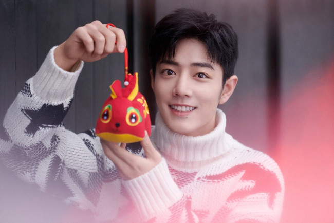 Обои картинки фото мужчины, xiao zhan, актер, свитер, игрушка