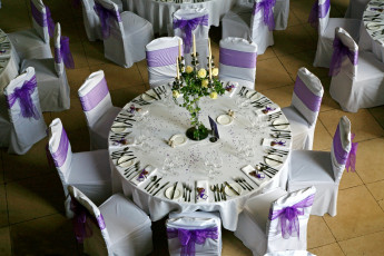 Картинка интерьер декор отделка сервировка стол стулья свадьба столовые приборы цветы