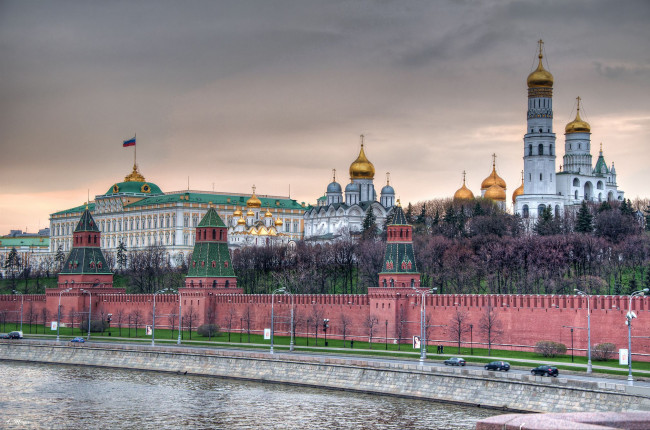 Обои картинки фото москва, города, россия, храм, церковь, набережная, столица, кремль, кремлёвская, стена