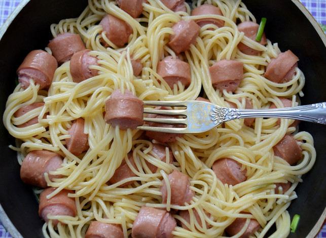 Обои картинки фото еда, макаронные, блюда, спагетти, сосиски, макароны