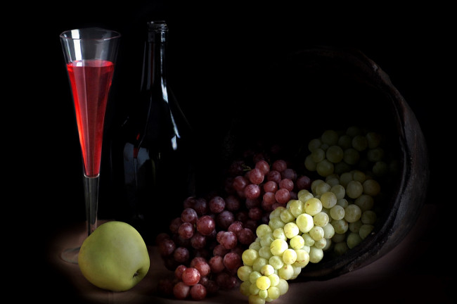 Обои картинки фото еда, натюрморт, бутылка, бокал, вино, виноград, яблоко