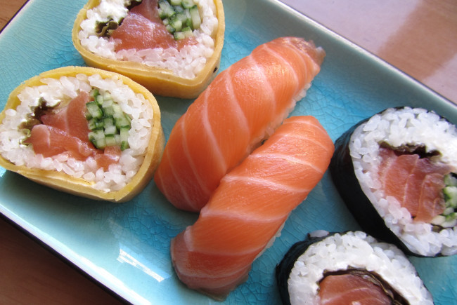 Обои картинки фото еда, рыба, морепродукты, суши, роллы, рис, лосось