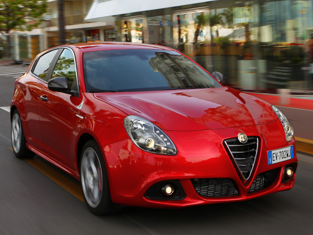 Обои картинки фото автомобили, alfa romeo, alfa, romeo, giulietta, quadrifoglio, verde, 940, 2014, г, красный