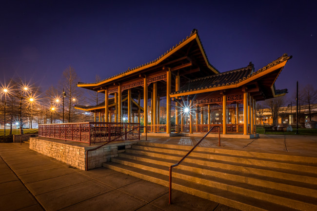 Обои картинки фото ping tom memorial park,  in chicago`s chinatown, города, Чикаго , сша, парк, вечер, лестница, ворота