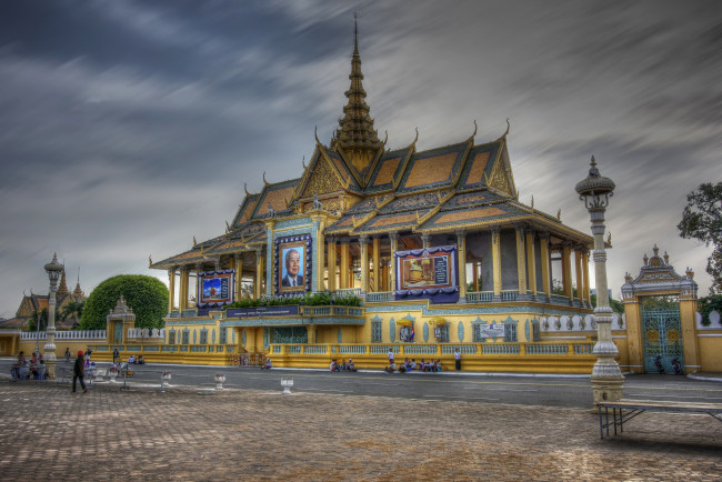 Обои картинки фото royal palace,  phnom penh,  cambodia, города, - столицы государств, площадь, дорога, дворец