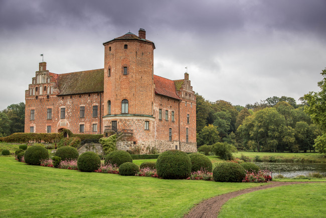 Обои картинки фото torup castle,  svedala,  sweden, города, - дворцы,  замки,  крепости, парк, лужайка, пруд, замок