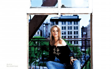 Картинка девушки alicia+silverstone блондинка балкон окно браслет алисия сильверстоун актриса джинсы свитер лестница