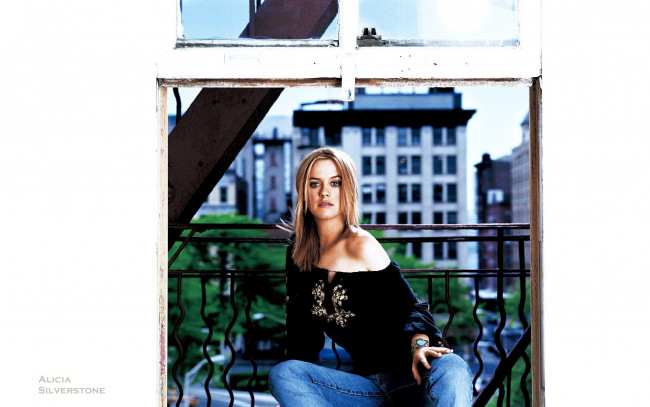 Обои картинки фото девушки, alicia silverstone, блондинка, балкон, окно, браслет, алисия, сильверстоун, актриса, джинсы, свитер, лестница