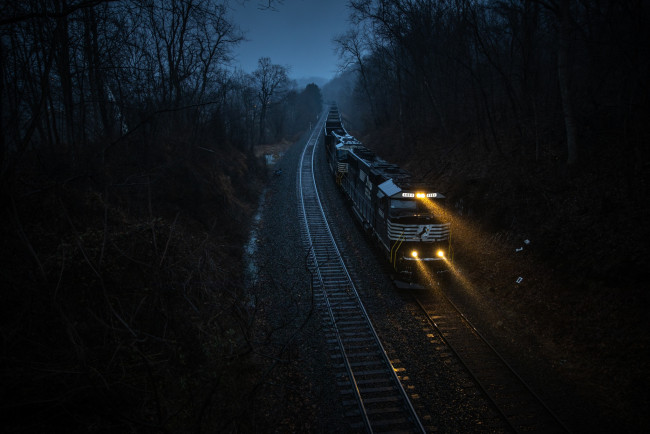 Обои картинки фото техника, поезда, ночь, поезд, железная, дорога, транспортное, средство