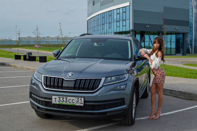Обои картинки фото автомобили, -авто с девушками, skoda, kodiak