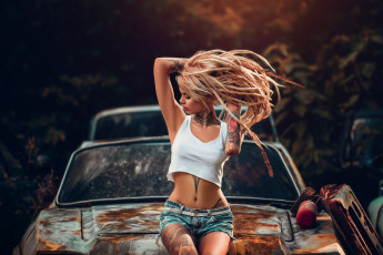 Картинка автомобили -авто+с+девушками старая машина девушка дреды блондинка тату