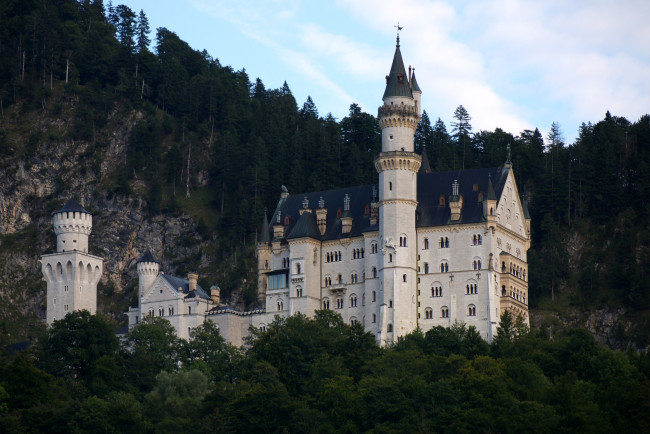 Обои картинки фото замок, нойшванштайн, бавария, германия, города, башни, лес, белый, каменный