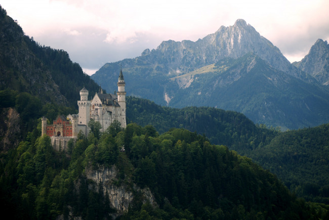 Обои картинки фото замок, нойшванштайн, бавария, германия, города, горы, башни, лес