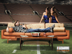 Картинка лига сериал кино фильмы the league 2009 стадион две девушки лежит диван пиво
