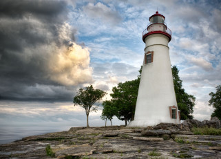 Картинка marblehead lighthouse природа маяки деревья маяк тучи каменистый берег океан
