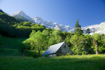 Картинка gavarnie france природа горы пейзаж деревья поляна хижина франция гаварни