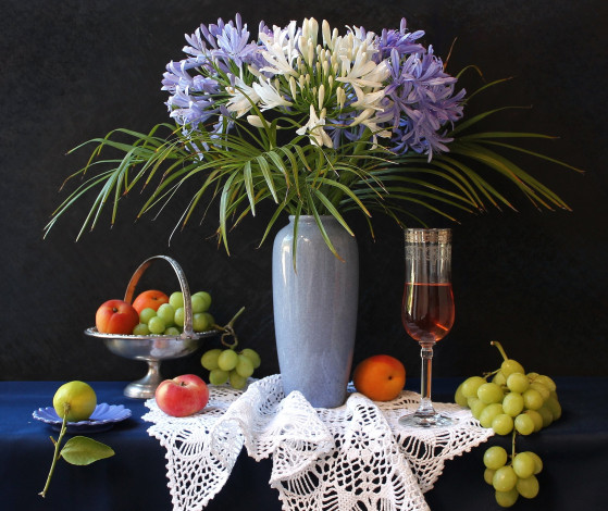 Обои картинки фото еда, натюрморт, агапантус, ваза, бокал, виноград, персик, лимон