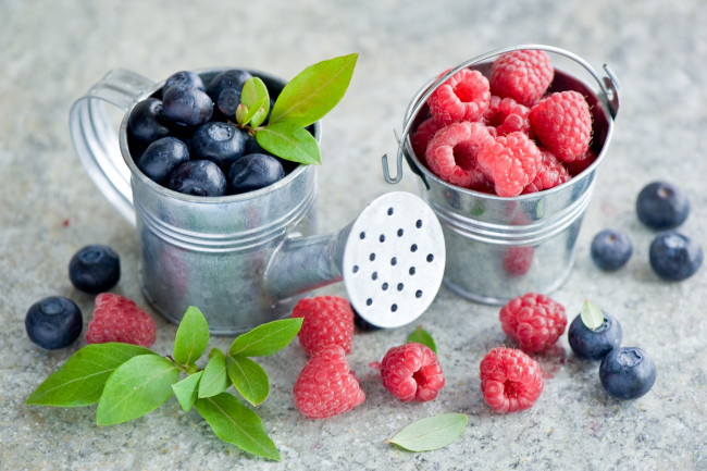 Обои картинки фото еда, фрукты, ягоды, малина, голубика, лейка, ведёрко