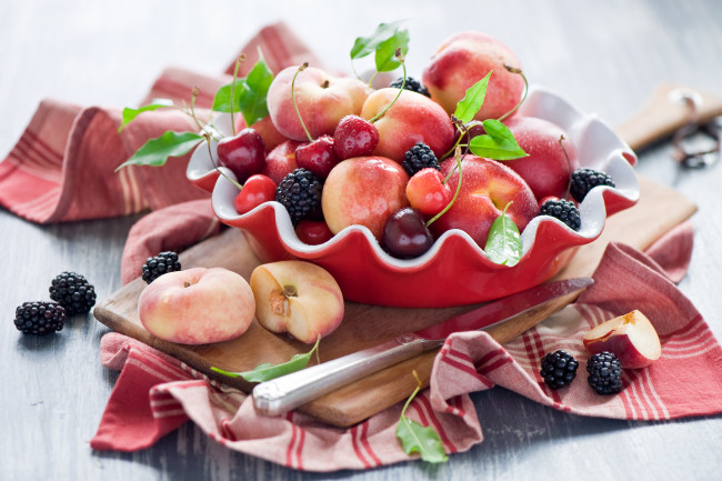 Обои картинки фото еда, фрукты, ягоды, нож, полотенце, натюрморт, ежевика, персики, нектарины, черешня