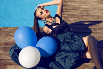 Картинка девушки -unsort+ брюнетки +шатенки платье украшения шарики воздушные шары
