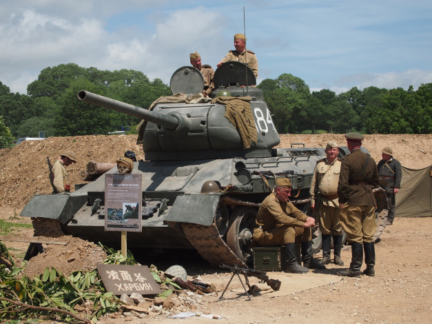 Обои картинки фото t3485 with soviet soldiers, техника, военная техника, танк, бронетехника