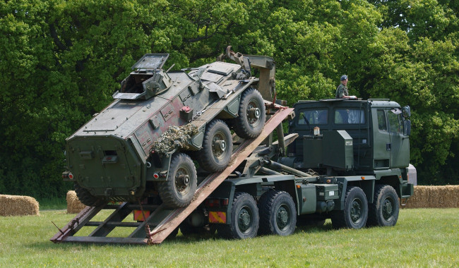 Обои картинки фото foden truck loading a saracen, техника, военная техника, погрузка, бтр, тягач