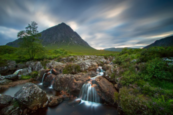 Картинка природа водопады шотландия деревья камни река гора небо
