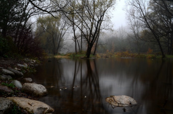 Картинка осеннее+озеро природа реки озера озеро лес туман осень камни