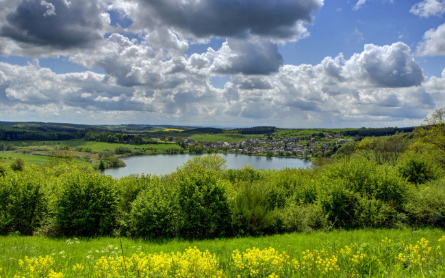 Обои картинки фото природа, реки, озера, трава, кусты, поля, озеро, ellscheid, германия, облака, небо, деревня, дома, зелень