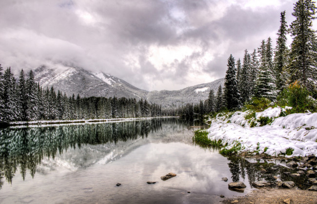 Обои картинки фото природа, реки, озера, озеро, вода, горы, снег, облака, зима, деревья, отражение, альберта, канада, canada, alberta