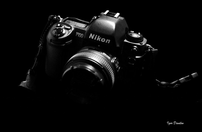 Обои картинки фото бренды, nikon, фотоаппарат, никон, чёрный, фон