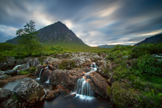Обои картинки фото природа, водопады, шотландия, деревья, камни, река, гора, небо