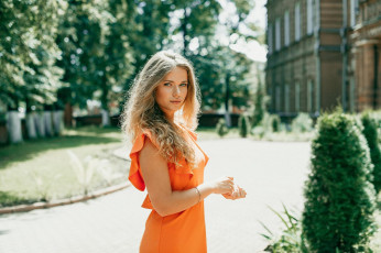 Картинка девушки -unsort+ блондинки +светловолосые двор деревья здание платье блондинка anna+stavinozhenko