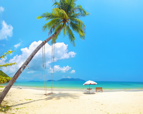 Обои картинки фото природа, тропики, облака, пальма, качели, песок, море, зонтик, небо, скамейка, пляж