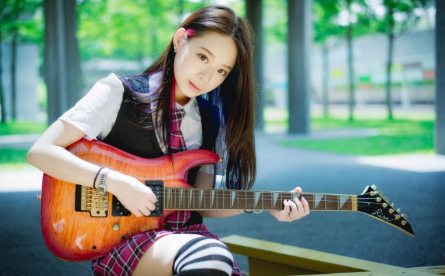 Обои картинки фото музыка, -другое, азиатка, гитара, взгляд, девушка