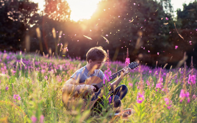 Обои картинки фото музыка, -другое, природа, растения, цветы, гитара, парень