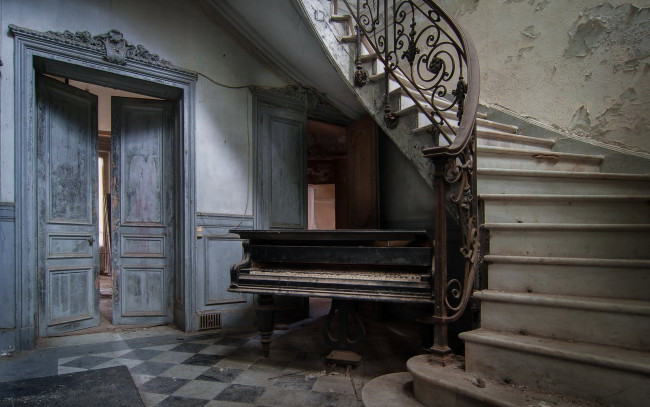 Обои картинки фото музыка, -музыкальные инструменты, пианино, лестница, помещение