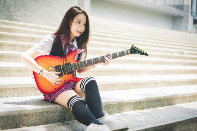 Обои картинки фото музыка, -другое, ступени, азиатка, взгляд, гитара, девушка