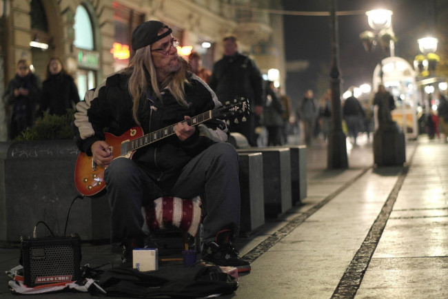 Обои картинки фото музыка, -другое, улица, очки, гитара, мужчина