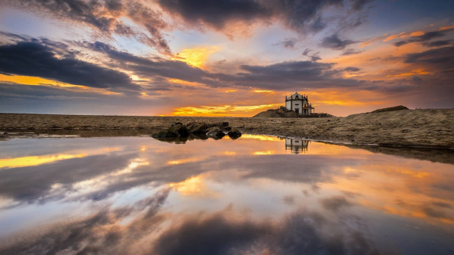 Обои картинки фото capela do senhor da pedra, portugal, города, - католические соборы,  костелы,  аббатства, capela, do, senhor, da, pedra