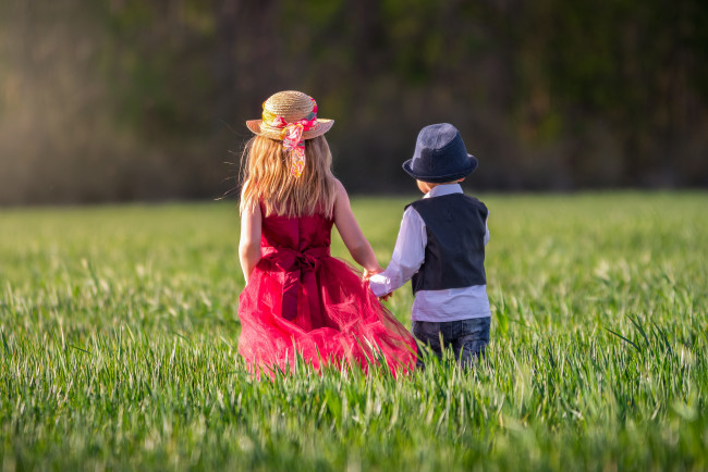 Обои картинки фото разное, дети, мальчик, девочка, костюмы, трава, поле