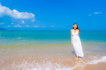 Картинка девушки -+азиатки море азиатка белое платье