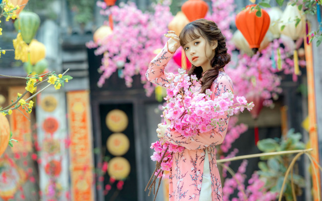 Обои картинки фото девушки, - азиатки, азиатка, жест, цветущие, ветки