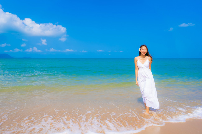 Обои картинки фото девушки, - азиатки, море, азиатка, белое, платье