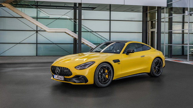 Обои картинки фото mercedes-amg gt 43 coupe 2024, автомобили, mercedes-benz, mercedes, amg, gt43, coupe, жeлтый, купе, мерседес