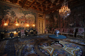 Картинка салон гобеленов замке фонтенбло франция интерьер дворцы музеи люстра ковер кресла гобелены диван стол