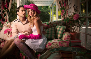 Картинка разное мужчина+женщина перчатки шляпа веранда диван